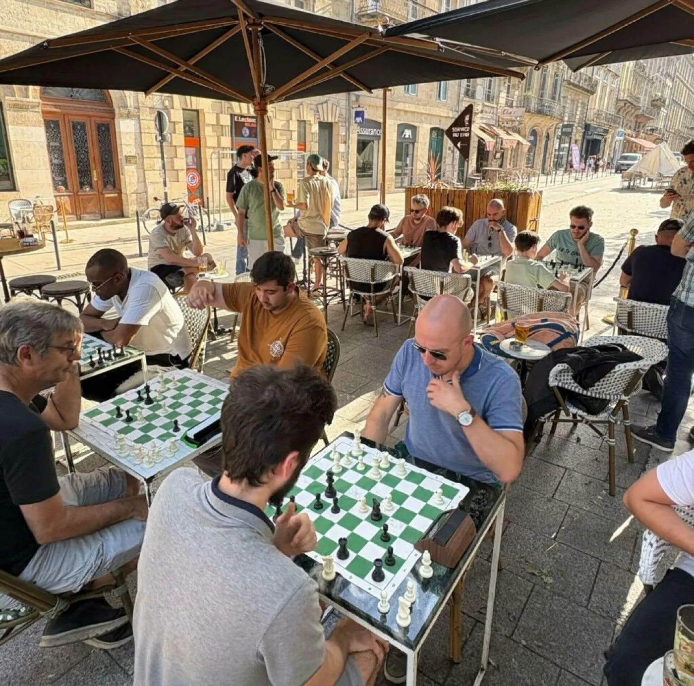 Joueurs concentrés lors d'un tournoi à Caïssa Bordeaux
